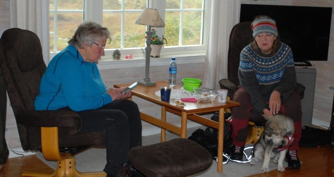 Wenche og Gro nyter medbrakt sammen med den fine hundevalpen. Wenche og Gro nyter medbrakt sammen med den fine hundevalpen.