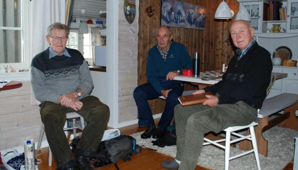 Sverre, Gudmund og Tor Magne nyter kaffepausen.