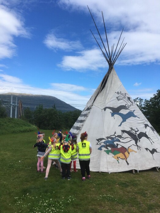 Sigbjørn Børset kjem med tipi og viser fram indianarkulturen. Sigbjørn Børset kjem med tipi og viser fram indianarkulturen.
