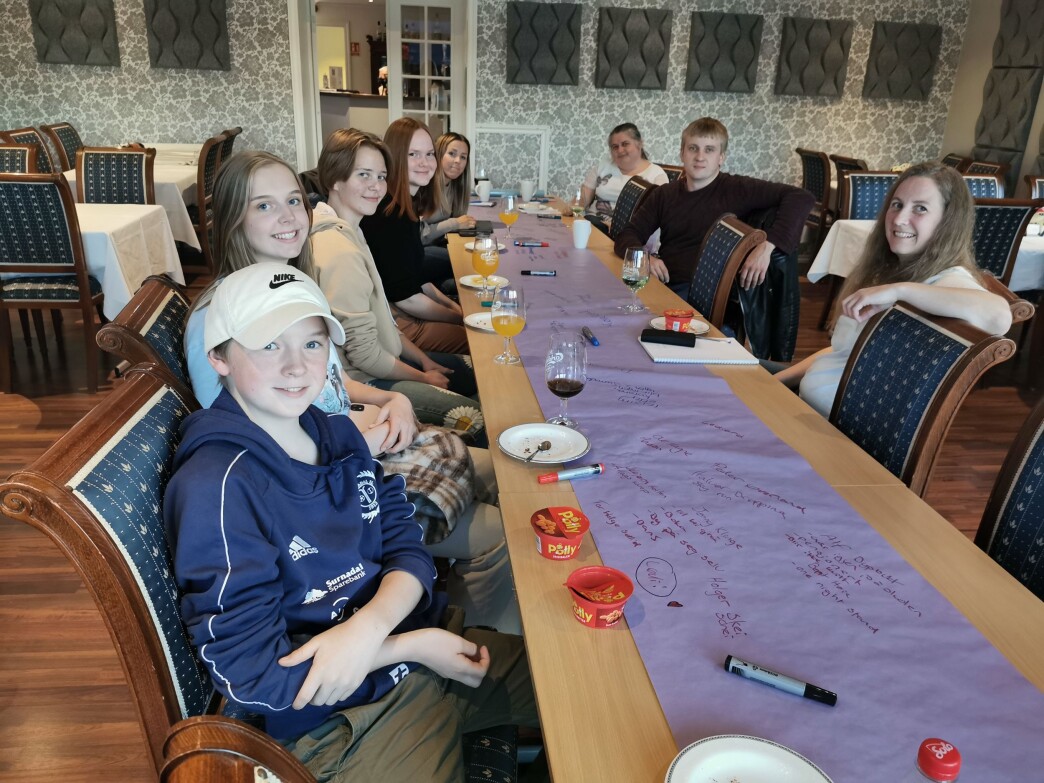 Jobber med revy: På venstre side av bordet, fremst Øystein Lysø, Kaja Kvande, Jannicke Valstad Stenberg, Kirsten Marie Nordvik og Øyunn Aune. På venstre side, bakerst: Camilla Hyttebakk, Lasse Løfaldli og Gunn Elin Røen Jobber med revy: På venstre side av bordet, fremst Øystein Lysø, Kaja Kvande, Jannicke Valstad Stenberg, Kirsten Marie Nordvik og Øyunn Aune. På venstre side, bakerst: Camilla Hyttebakk, Lasse Løfaldli og Gunn Elin Røen