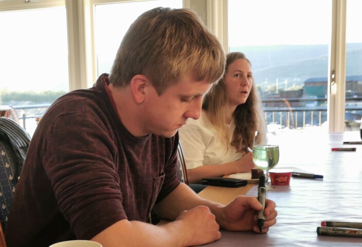 Ny idè ned på duken. Lasse Løfaldli noterer nok en idè. Gunn Elin Røen i bakgrunnen. Ny idè ned på duken. Lasse Løfaldli noterer nok en idè. Gunn Elin Røen i bakgrunnen.