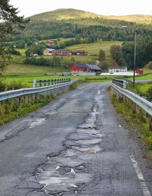 Det er ikke vanskjelig å forstå frustrasjonen til pendlere og yrkessjåfører som må kjøre på fylkesvei 343 i Lomunddalen. Det er ikke vanskjelig å forstå frustrasjonen til pendlere og yrkessjåfører som må kjøre på fylkesvei 343 i Lomunddalen.