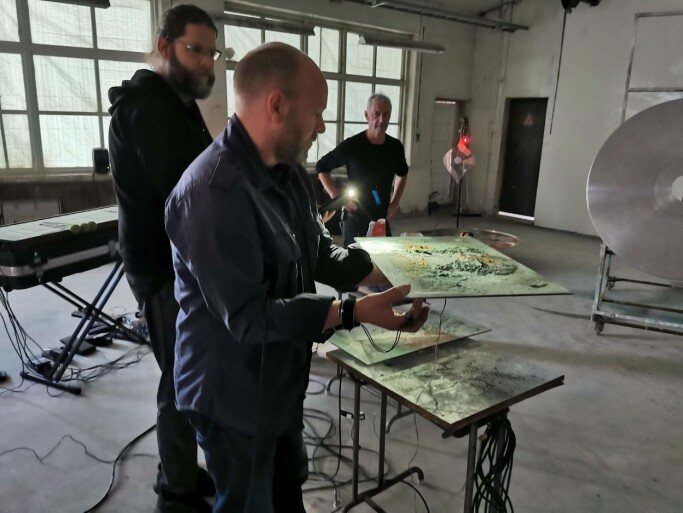 Fra venstre Tjis Ham, Øyvind Brandtsegg. Jeremy Welsh i bakgrunnen Fra venstre Tjis Ham, Øyvind Brandtsegg. Jeremy Welsh i bakgrunnen