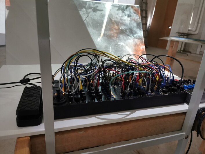 Tjis Ham bygger egne elektroniske instrumenter Tjis Ham bygger egne elektroniske instrumenter