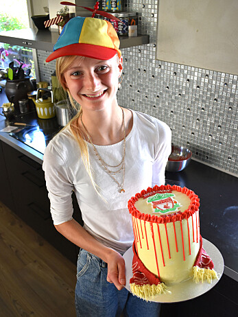 Et kunstverk av ei kake klar til levering til heldig konfirmant Et kunstverk av ei kake klar til levering til heldig konfirmant