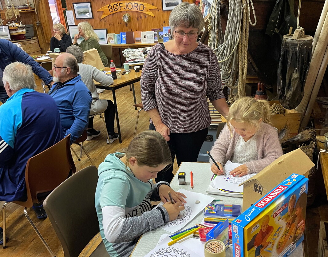 Emilie og Liv Aurora kosa seg med fargeleggingsoppgåver. Bestemor Randi er imponert. Emilie og Liv Aurora kosa seg med fargeleggingsoppgåver. Bestemor Randi er imponert.