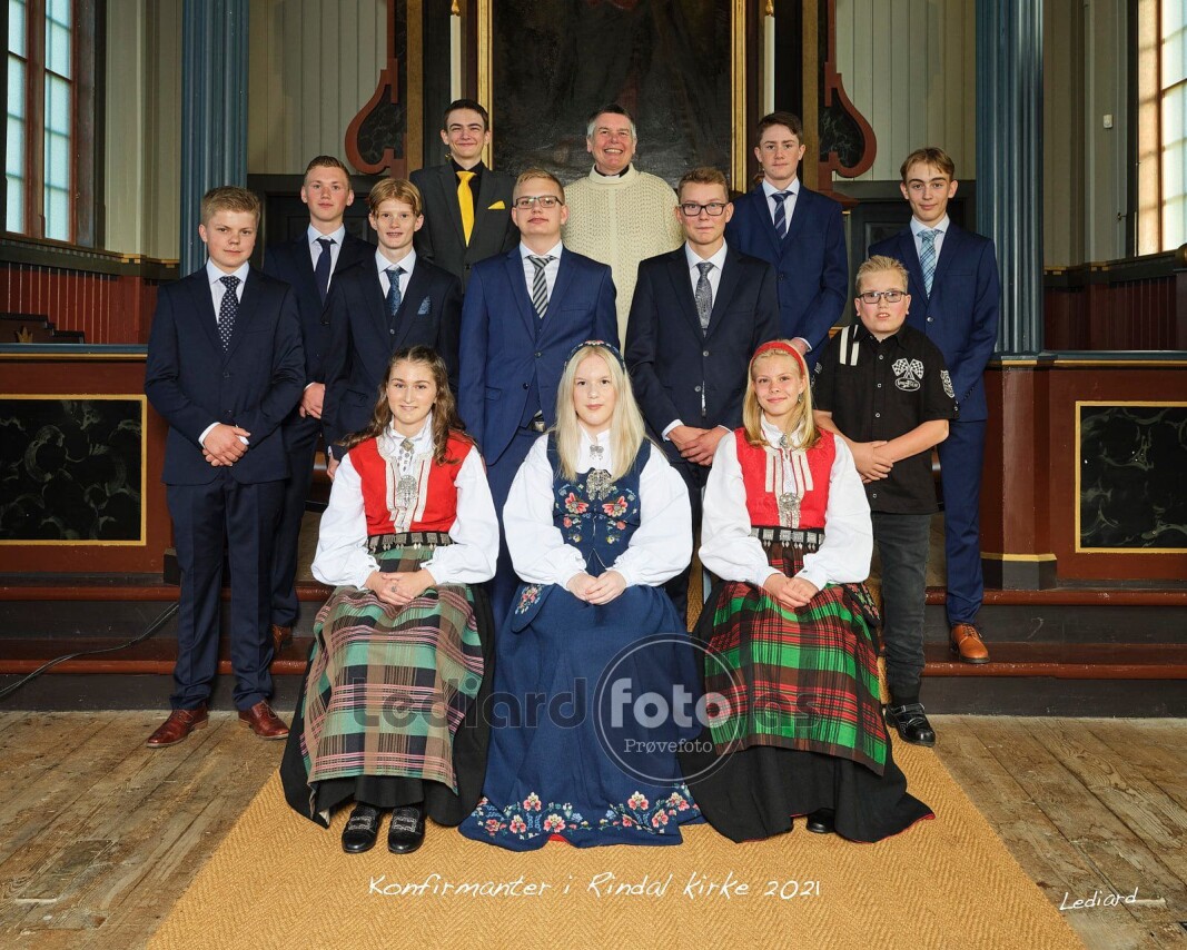 Årets konfirmanter i Rindal kirke og sokneprest Lene Gåsvatn. Årets konfirmanter i Rindal kirke og sokneprest Lene Gåsvatn.