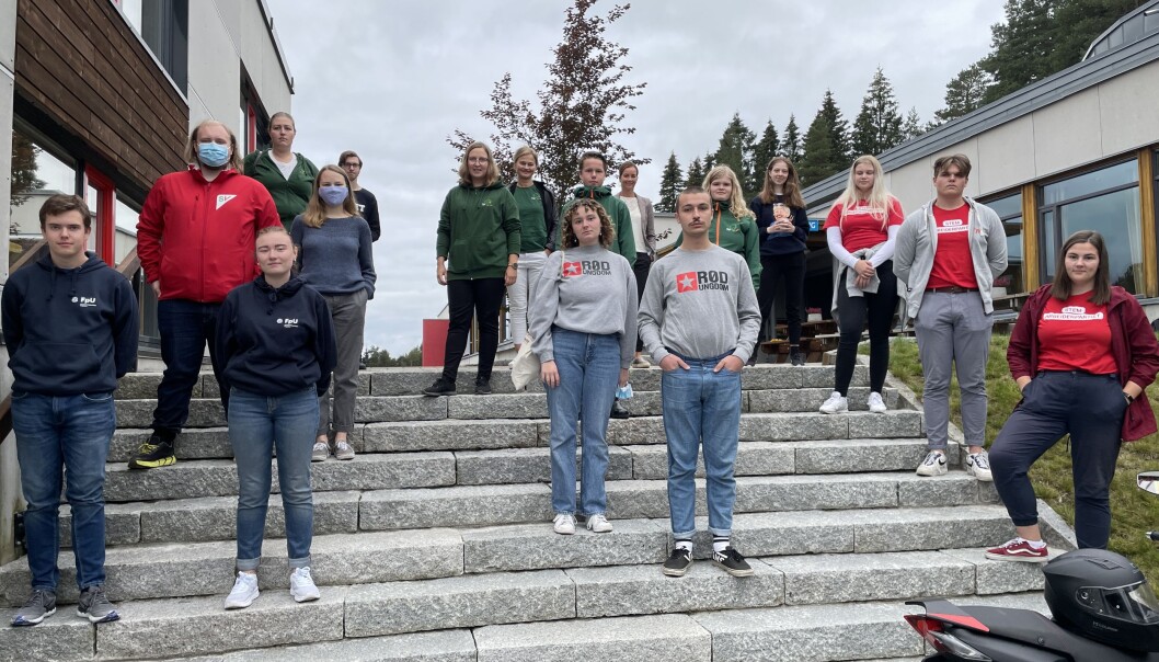 Ungdomspartia på besøk ved Surnadal vidaregåande skule i samband med at den fysiske skuleval-debatten ved skulen vart avlyst. Elevane ved skulen fekk sjå debatten frå Kristiansund, og valresultatet som vart publisert tysdag kveld viste klar seier til Arbeiderpartiet. Ungdomspartia på besøk ved Surnadal vidaregåande skule i samband med at den fysiske skuleval-debatten ved skulen vart avlyst. Elevane ved skulen fekk sjå debatten frå Kristiansund, og valresultatet som vart publisert tysdag kveld viste klar seier til Arbeiderpartiet.