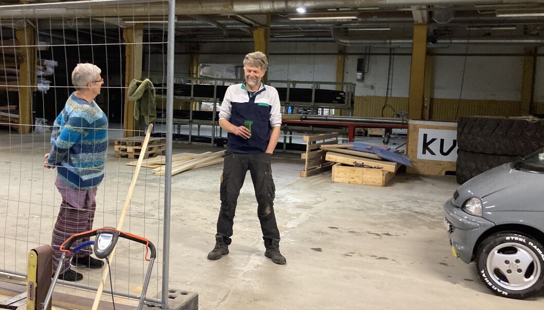 Flere besøkende, og Sverre «tegner og forteller» til lydhøre Wenche! Flere besøkende, og Sverre «tegner og forteller» til lydhøre Wenche!