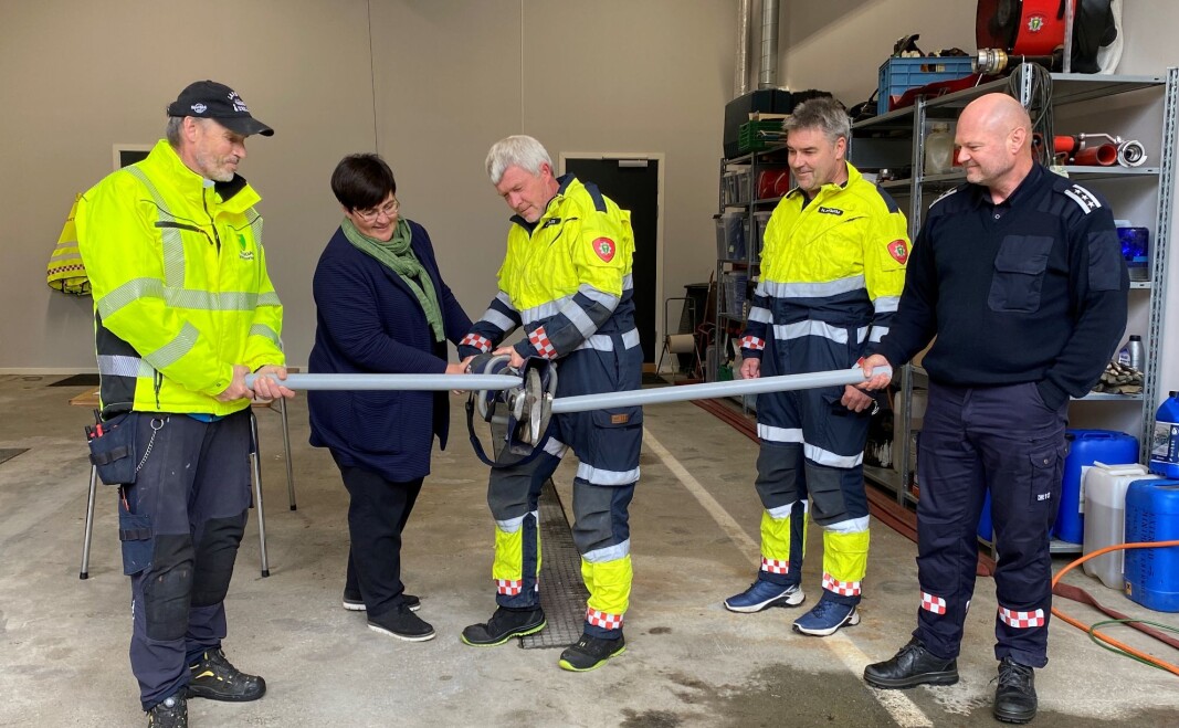 Varabrannsjef Steinar Landsem og brannsjef Tor Arne Moen holder Varabrannsjef Steinar Landsem og brannsjef Tor Arne Moen holder