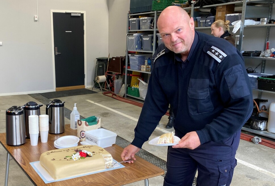 Brannsjef Tor Arne Moen forsyner seg med kake.