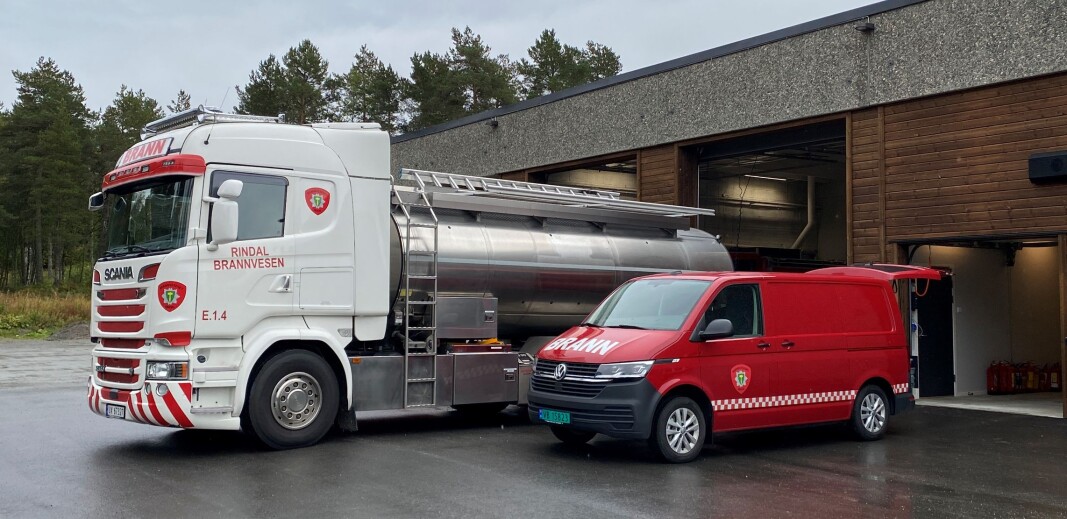 Rindal brannvesen sin nye tankbil foran brannstasjonen. Rindal brannvesen sin nye tankbil foran brannstasjonen.