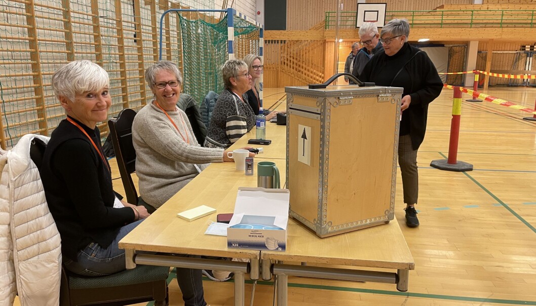 Guro Elise Husby Mogstad (f.v.), Britt Dalsegg og resten av røystestyret tek imot stemmer i Surnadal Idrettshall til klokka 20.00 måndag. Guro Elise Husby Mogstad (f.v.), Britt Dalsegg og resten av røystestyret tek imot stemmer i Surnadal Idrettshall til klokka 20.00 måndag.