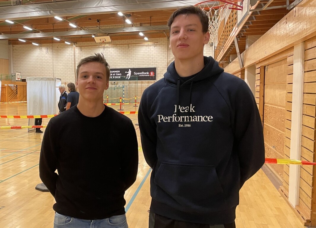 18-åringane Noa Sæterbø Raaen (t.v.) og Viljar Fiske Kvande er førstegongs-veljarar, og tykkjer det er viktig å bruke stemmeretten. 18-åringane Noa Sæterbø Raaen (t.v.) og Viljar Fiske Kvande er førstegongs-veljarar, og tykkjer det er viktig å bruke stemmeretten.