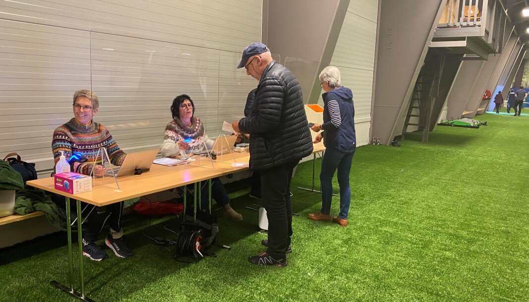 Jevn strøm av folk gjennom valglokalet i Rindalshallen. Jevn strøm av folk gjennom valglokalet i Rindalshallen.