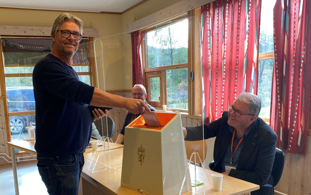 Elmer Talgø avgir sin stemme i valglokalet på Øvre Rindal barnehage. Ved valgurnen sitter Einar Lillegård fra stemmestyret. Elmer Talgø avgir sin stemme i valglokalet på Øvre Rindal barnehage. Ved valgurnen sitter Einar Lillegård fra stemmestyret.
