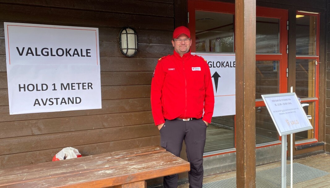 Richard Halgunset fra Rindal Røde Kors Hjelpekorps passet på ved inngangen til valglokalet i øverbygda. Ved Rindalshallen var det folk fra omsorgsgruppa til Rindal Røde Kors som hadde den samme jobben. Richard Halgunset fra Rindal Røde Kors Hjelpekorps passet på ved inngangen til valglokalet i øverbygda. Ved Rindalshallen var det folk fra omsorgsgruppa til Rindal Røde Kors som hadde den samme jobben.