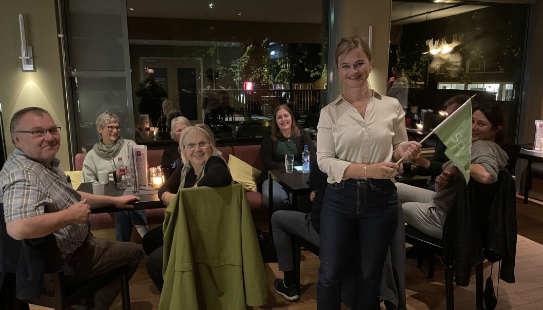 Ein fornøgd Sp-delegasjon på valvake i Musters Pub måndag kveld, med Surnadal-ordførar Margrethe Svinvik i spissen. Ein fornøgd Sp-delegasjon på valvake i Musters Pub måndag kveld, med Surnadal-ordførar Margrethe Svinvik i spissen.