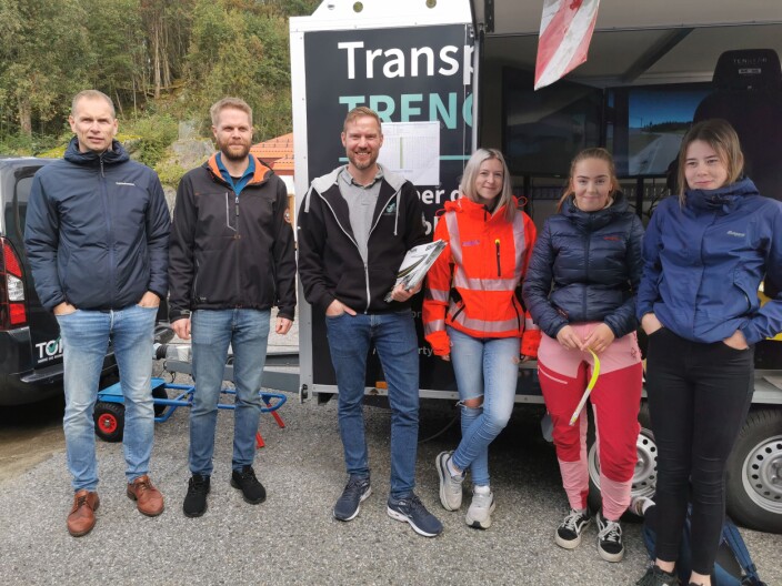Transportbransjen: Jan Romundstad fra Surnadal Transport, Joar Gulla fra Gulla transport, Andreas Almås fra Transportbransjens opplæringskontor, Mari Romundstad fra Dalsegg Transport og elevene Ronja Hensen og Maddelen Moen Fiske Transportbransjen: Jan Romundstad fra Surnadal Transport, Joar Gulla fra Gulla transport, Andreas Almås fra Transportbransjens opplæringskontor, Mari Romundstad fra Dalsegg Transport og elevene Ronja Hensen og Maddelen Moen Fiske