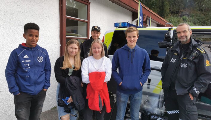 Sham Fisha, Emilie Lervik, Marlene Næss Vingsnes og Aundun Humberset fikk informasjon om politiyrket av Per Andreasen (til høyre) og Tor Hansen (bak) Sham Fisha, Emilie Lervik, Marlene Næss Vingsnes og Aundun Humberset fikk informasjon om politiyrket av Per Andreasen (til høyre) og Tor Hansen (bak)