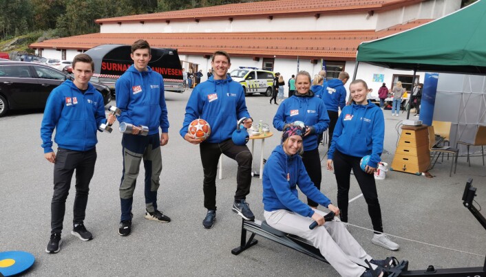 Anbefaler idrettslinja- Fra venstre: Erik Kårvatn, Erik Fredsvik, Jonas Modin Rismyr, Mari Beathe Henden og Marvel Botten. Kari Forseth har tatt romaskina fatt i forgrunnen. Anbefaler idrettslinja- Fra venstre: Erik Kårvatn, Erik Fredsvik, Jonas Modin Rismyr, Mari Beathe Henden og Marvel Botten. Kari Forseth har tatt romaskina fatt i forgrunnen.