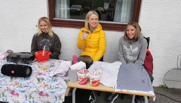 Serverte bakels: Line Nordli, Marie Tonning Løvtangen, og Elise Røv Serverte bakels: Line Nordli, Marie Tonning Løvtangen, og Elise Røv