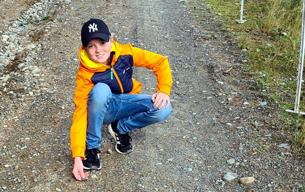 Midt i vegen fann Even denne mynten. Midt i vegen fann Even denne mynten.