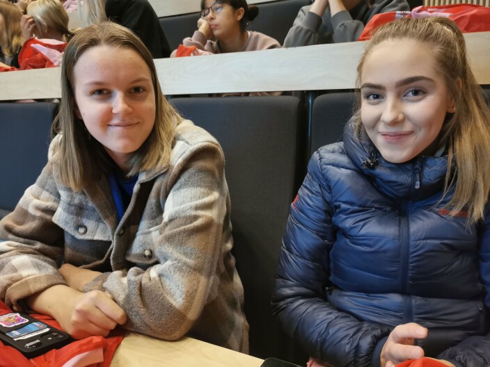 Russejentene Nora Schwabe Moe og Ronja Henden støtter gjerne Demensaksjonen Russejentene Nora Schwabe Moe og Ronja Henden støtter gjerne Demensaksjonen