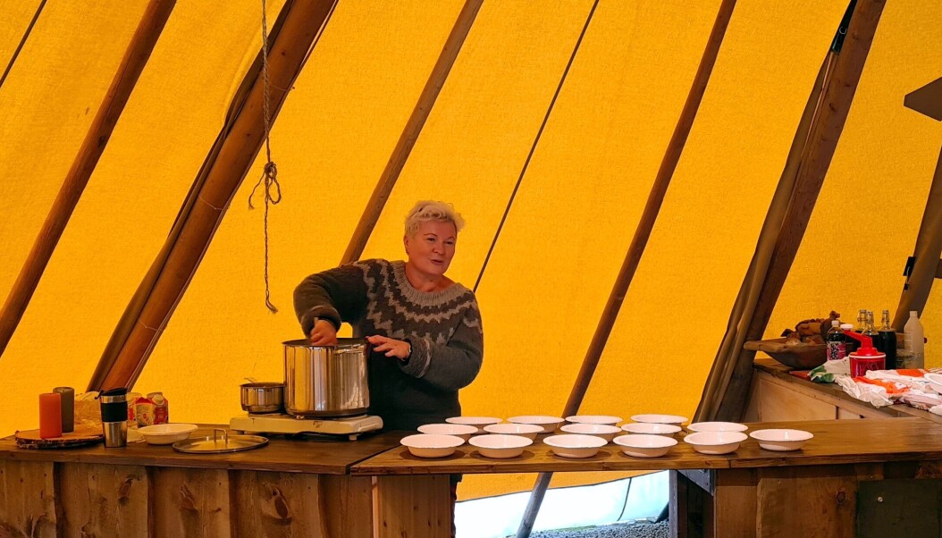 Britt Grete serverer rømmegraut. Britt Grete serverer rømmegraut.