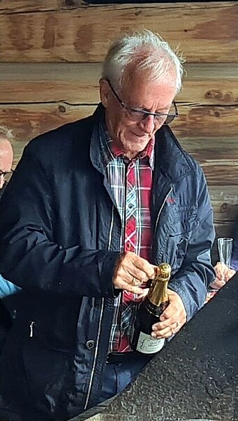 Pensjonistlaget ved Jostein Grytbakk, spanderte sprudlende sjampanje (alkoholfri) så korka spratt og spruten stod! Pensjonistlaget ved Jostein Grytbakk, spanderte sprudlende sjampanje (alkoholfri) så korka spratt og spruten stod!