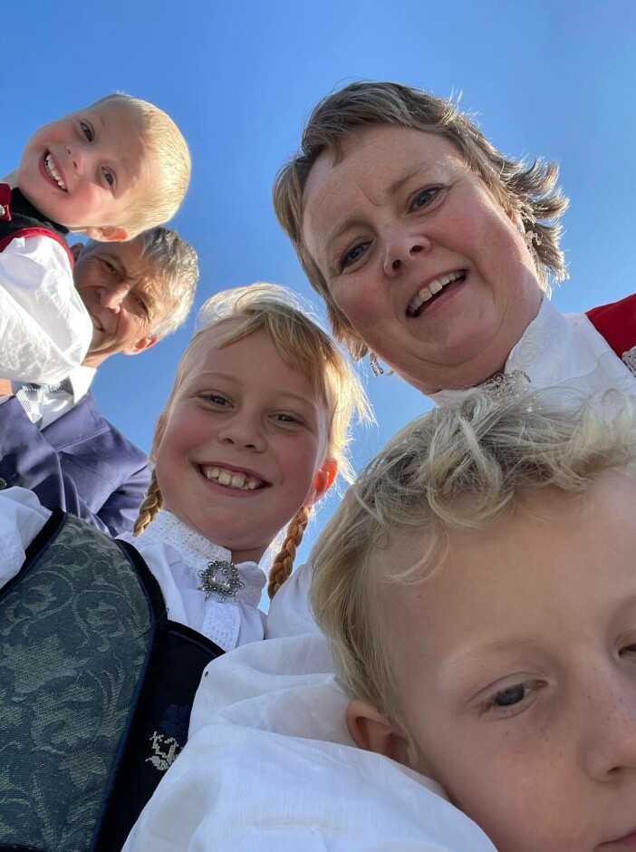 Berit Moan Møkkelgård med mannen John Bendik Møkkelgård og barna Ola, Elida og John Gunnar Berit Moan Møkkelgård med mannen John Bendik Møkkelgård og barna Ola, Elida og John Gunnar