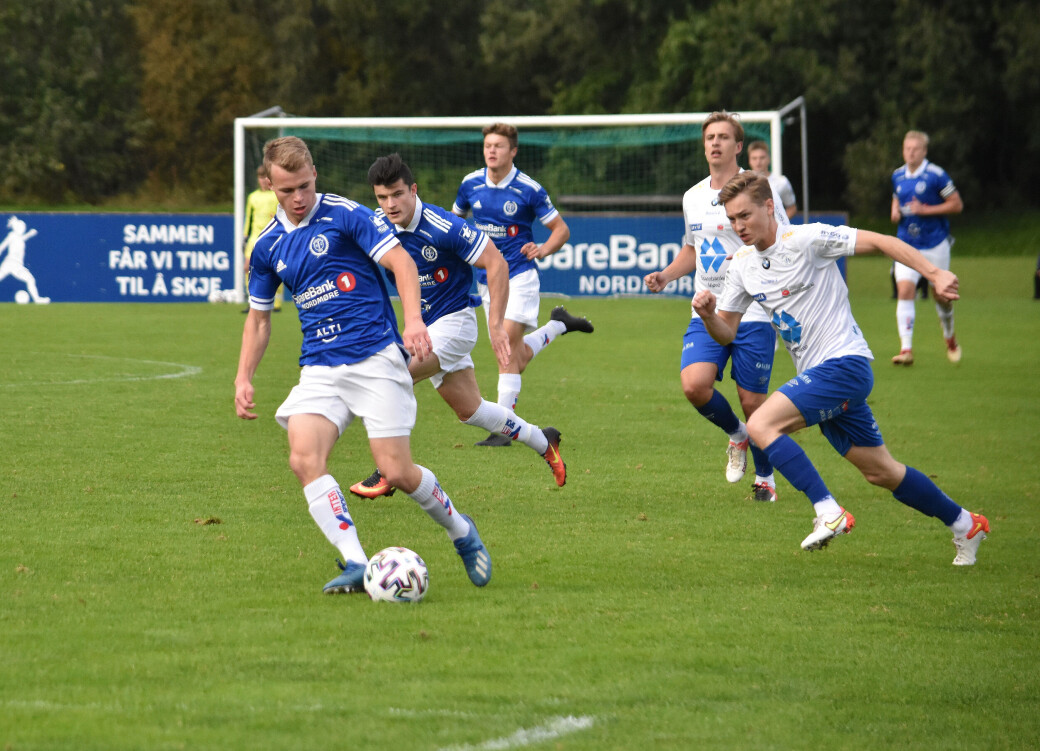 Vegard Gjul og resten på Surnadal leverte festfotball mot Midsund Vegard Gjul og resten på Surnadal leverte festfotball mot Midsund