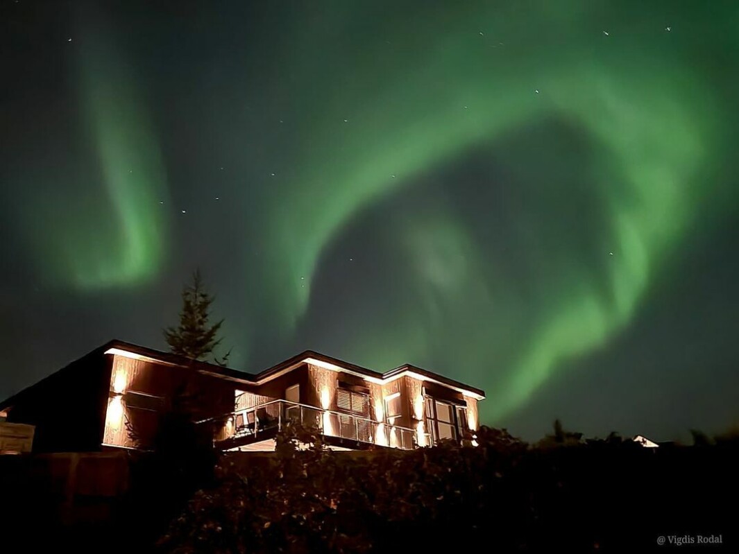 Nordlyset sett fra Skogvegen i går kveld 🌌🤩 caption Nordlyset sett fra Skogvegen i går kveld 🌌🤩 caption