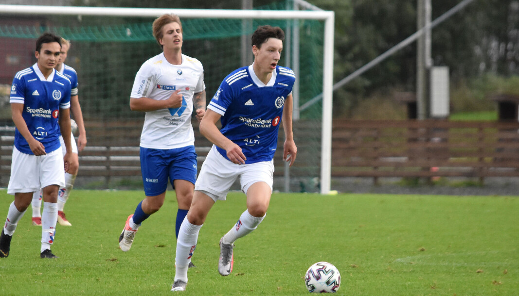 Viljar Fiske Kvande (med ball i beina) lå lenge an til å bli matchvinner i bortekampen mot Tomrefjord, men Surnadal rotet det til på overtid. Viljar Fiske Kvande (med ball i beina) lå lenge an til å bli matchvinner i bortekampen mot Tomrefjord, men Surnadal rotet det til på overtid.
