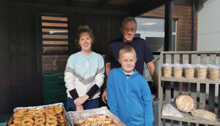 Monica Kvendset og Bjørn Børset tilbyr skoleboller, smultringer og andre godsaker. Odin Kvendset er til god hjelp. Det er han som regner sammen tallene på varene slik at kundene vet hva de skal betale. Monica Kvendset og Bjørn Børset tilbyr skoleboller, smultringer og andre godsaker. Odin Kvendset er til god hjelp. Det er han som regner sammen tallene på varene slik at kundene vet hva de skal betale.