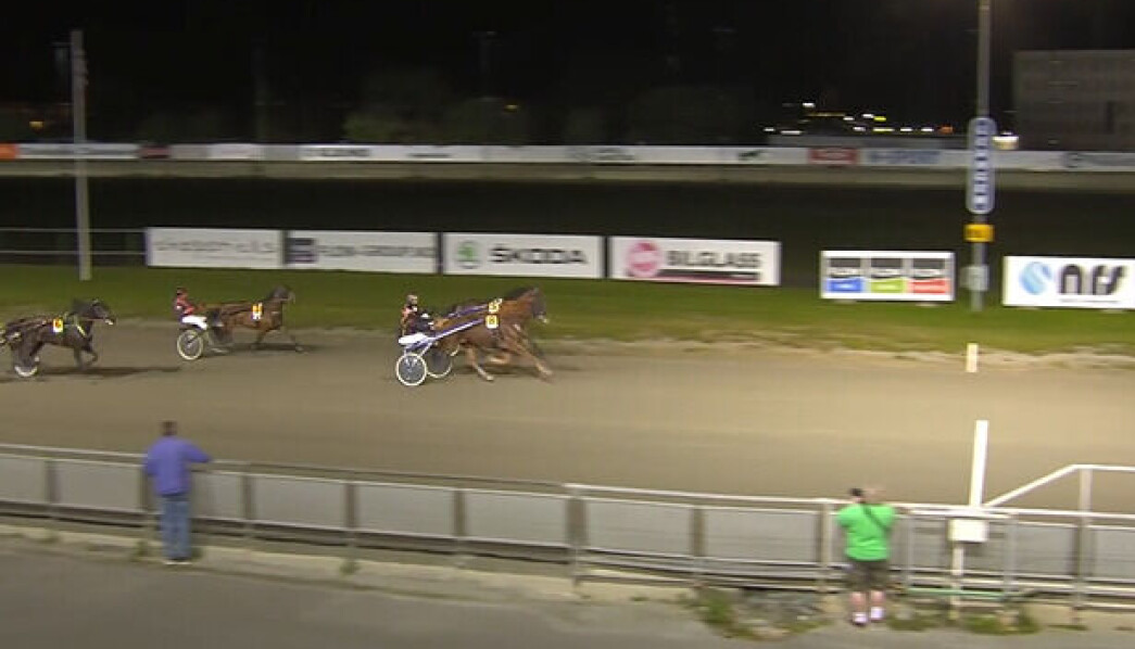 Big Dancer KB, utvendig, med startnummer 8, slo oddsfavoritten Flying Star (startnummer 5) på oppløpet. Big Dancer KB, utvendig, med startnummer 8, slo oddsfavoritten Flying Star (startnummer 5) på oppløpet.