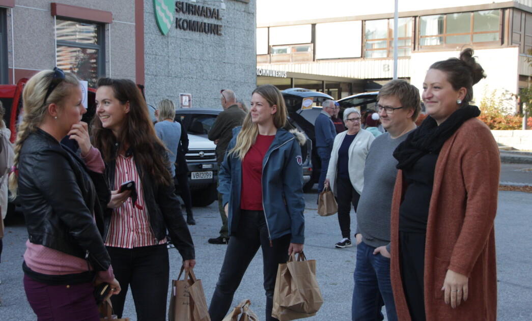 Monica Moen Kvendset (f.v.), Elin Moen Lysø, Stine Grytskog Ramsøy, Håkon Fredriksen og Karin Åsbø administrerer REKO-RINGEN i Surnadal og Rindal (arkivbilde) Monica Moen Kvendset (f.v.), Elin Moen Lysø, Stine Grytskog Ramsøy, Håkon Fredriksen og Karin Åsbø administrerer REKO-RINGEN i Surnadal og Rindal (arkivbilde)