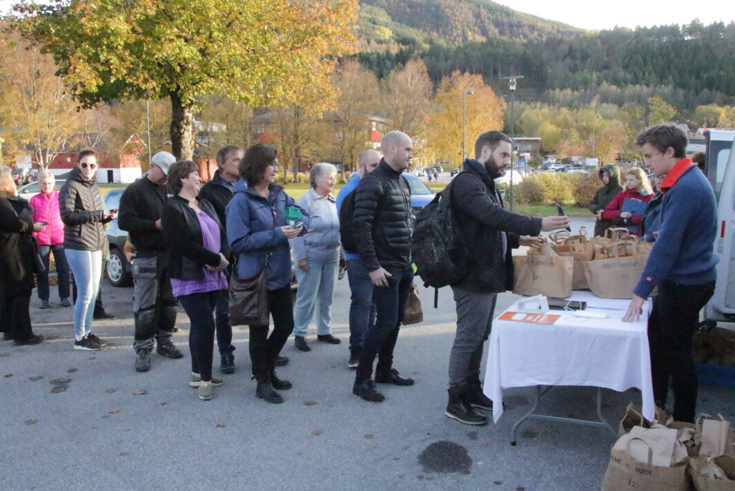 Det var lang kø ved utleveringa til Martin Trønsdal og Gardsbakeriet Hæmstelt under REKO-utlevering i oktober 2019. Torsdag 30. september er det klart for ny utlevering utenfor kommunehuset på Skei. Det var lang kø ved utleveringa til Martin Trønsdal og Gardsbakeriet Hæmstelt under REKO-utlevering i oktober 2019. Torsdag 30. september er det klart for ny utlevering utenfor kommunehuset på Skei.