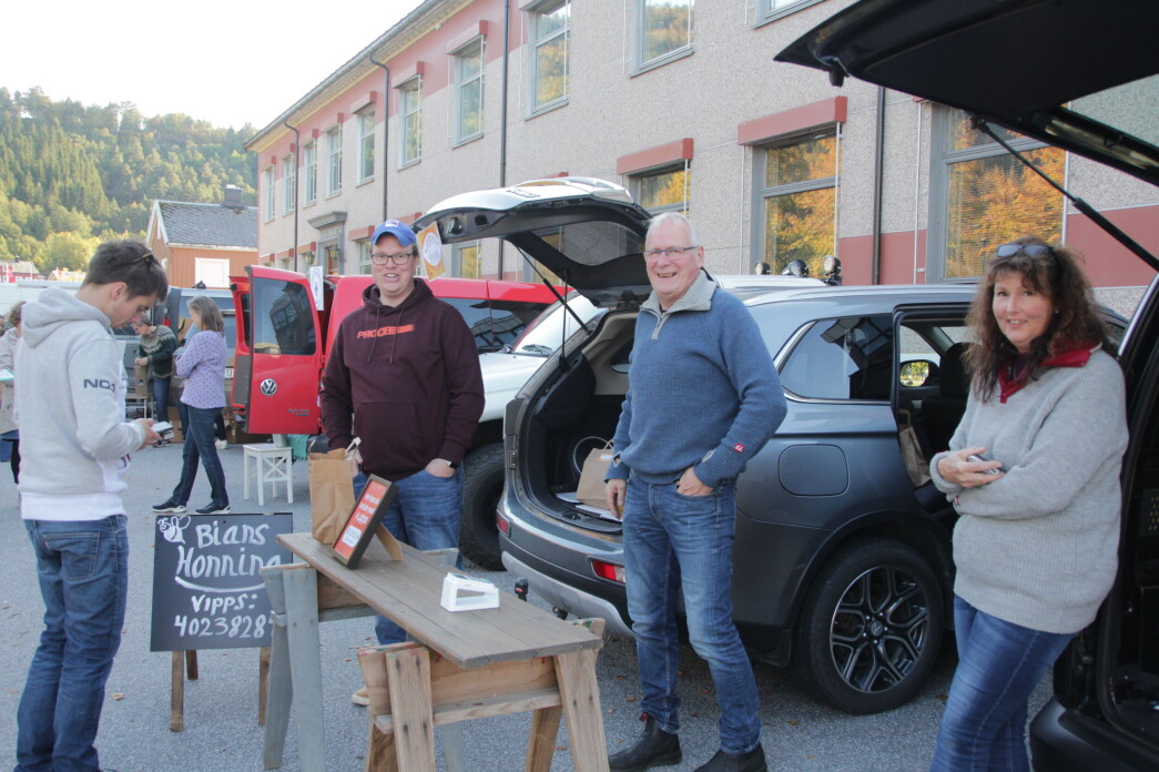 Kim Even Rugland (f.v.), Ola Helgetun og Elin Helgetun fra Bians Honning blant leverandørene til REKO-RINGEN i Surnadal i Rindal (arkivfoto). Kim Even Rugland (f.v.), Ola Helgetun og Elin Helgetun fra Bians Honning blant leverandørene til REKO-RINGEN i Surnadal i Rindal (arkivfoto).