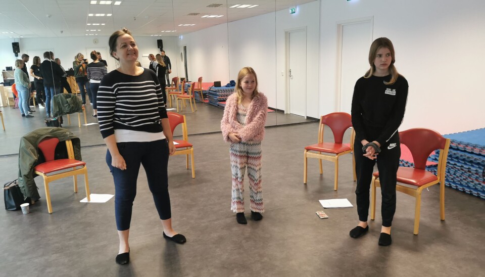 Oppvarming i speilsalen. Linda, Alva Lisa og Maya Botten