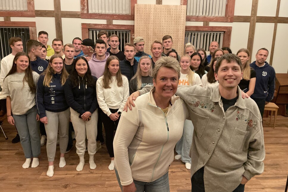 Initiativtakar Heid Snekvik (t.v.) og låtskrivar/produsent Hans Olav Settem på innspeling av vokal med A-laget og damelaget søndag.
