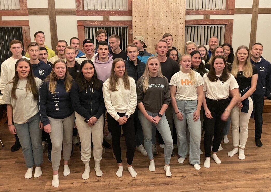 Spelarane frå A-laget og damelaget gav alt under innspelinga i studio i helga. Spelarane frå A-laget og damelaget gav alt under innspelinga i studio i helga.