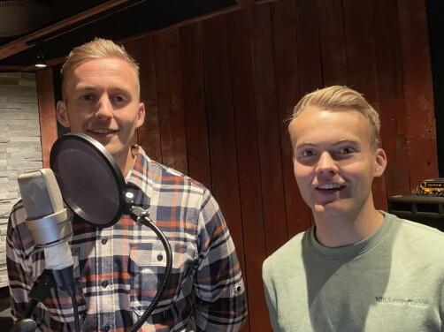 Andreas Dalsegg Sæter (t.v.) og Torstein Snekvik spelte inn lead-vokal fredag... Andreas Dalsegg Sæter (t.v.) og Torstein Snekvik spelte inn lead-vokal fredag...