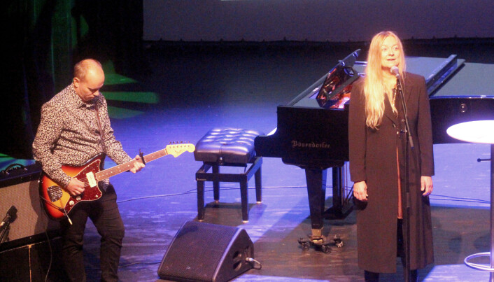 Rune Dalager på gitar og Anne Lise Wullum opna næringskonferansen med ein flott versjon av "Sola e komma". Rune Dalager på gitar og Anne Lise Wullum opna næringskonferansen med ein flott versjon av "Sola e komma".