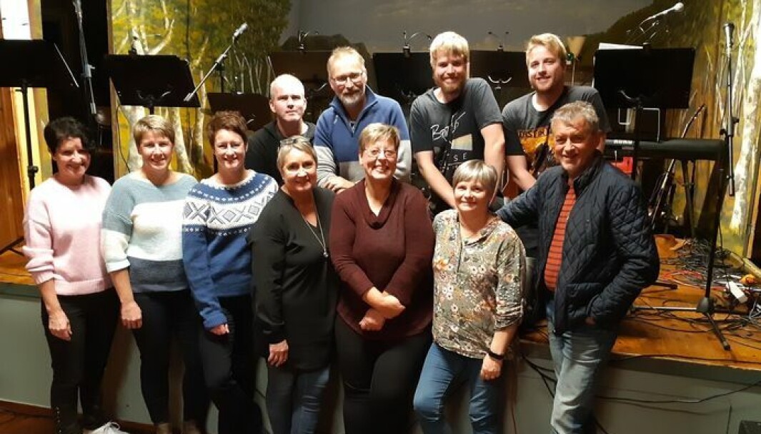 Lars Jarle & The Big Mamas: Nederst fra venstre: Brynhild Riksheim, Tove Bævre, Rita Settemsdal, Tøtte Snekvik, Maybritt Hakstad, Grete Ingunn Krogstadnes og Tor Rovik. Øverst: Erling Solem, Per Jarle Riksheim, Tore Settemsdal og Lars Settemsdal. Lars Jarle & The Big Mamas: Nederst fra venstre: Brynhild Riksheim, Tove Bævre, Rita Settemsdal, Tøtte Snekvik, Maybritt Hakstad, Grete Ingunn Krogstadnes og Tor Rovik. Øverst: Erling Solem, Per Jarle Riksheim, Tore Settemsdal og Lars Settemsdal.