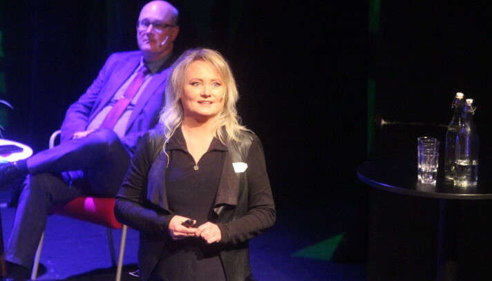 Leiar i Surnadal Næringsforening, Sara Akerfeldt, introduserte publikum for konseptet "Surnadal i boks". Leiar i Surnadal Næringsforening, Sara Akerfeldt, introduserte publikum for konseptet "Surnadal i boks".