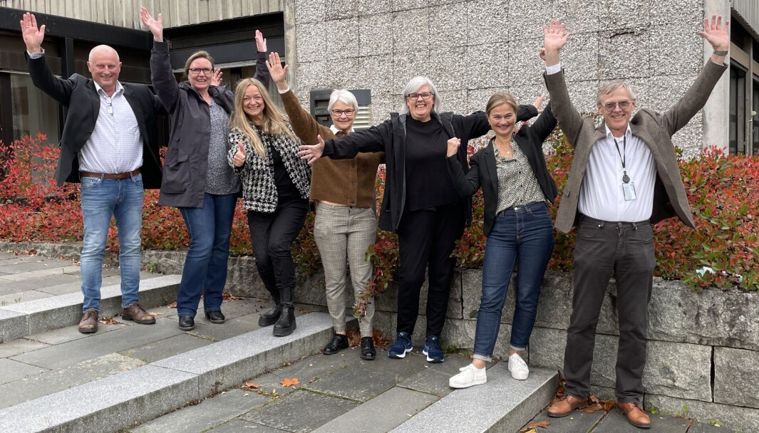 Knut Haugen (f.v.), Gunhild Eidsli, Anne Lise With Wullum, Gunn Bredesen, Astrid Mogstad Høivik, Margrethe Svinvik og Bjørn Buan feirar at koronarestriksjonane er fjerna, og det norske samfunnet gjenopna. Knut Haugen (f.v.), Gunhild Eidsli, Anne Lise With Wullum, Gunn Bredesen, Astrid Mogstad Høivik, Margrethe Svinvik og Bjørn Buan feirar at koronarestriksjonane er fjerna, og det norske samfunnet gjenopna.