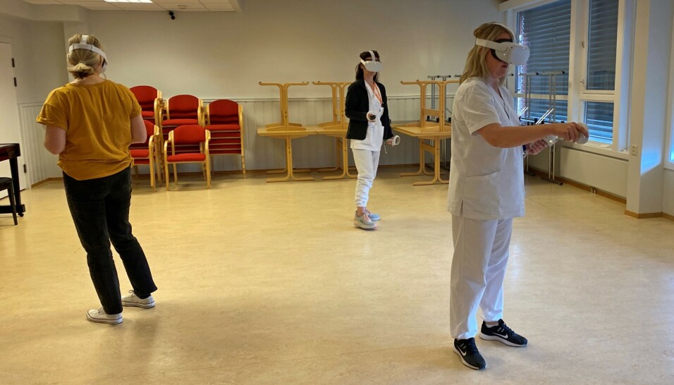 Her øver tre kursdeltakere samtidig, med VR-briller og med sensorer i hendene.
