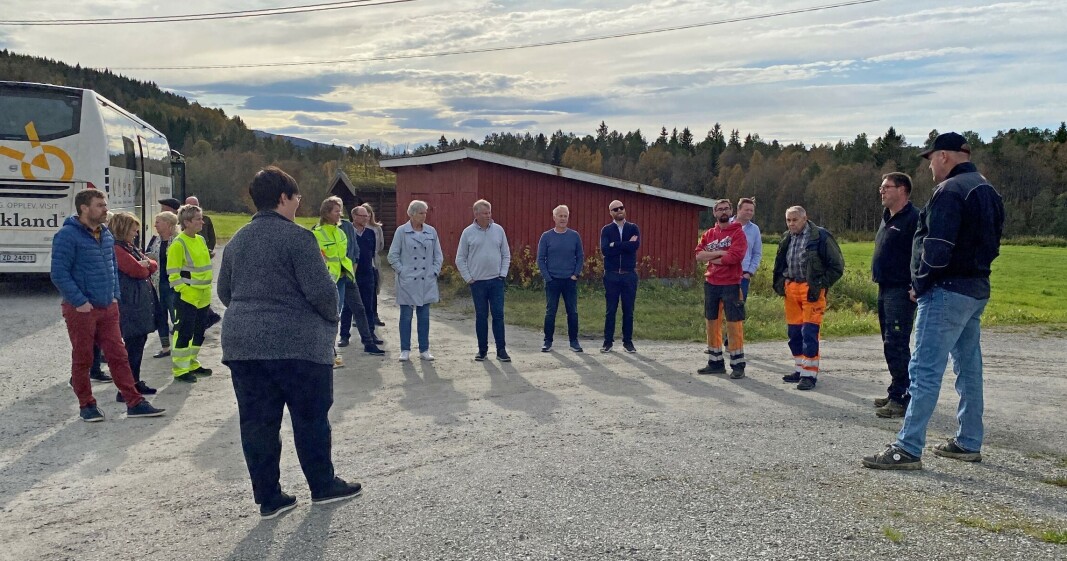 Kommunens representanter og gjestene fra fylkeskommunen møtte lokale gardbrukere og maskinentreprenører ved Lomunda. Kommunens representanter og gjestene fra fylkeskommunen møtte lokale gardbrukere og maskinentreprenører ved Lomunda.