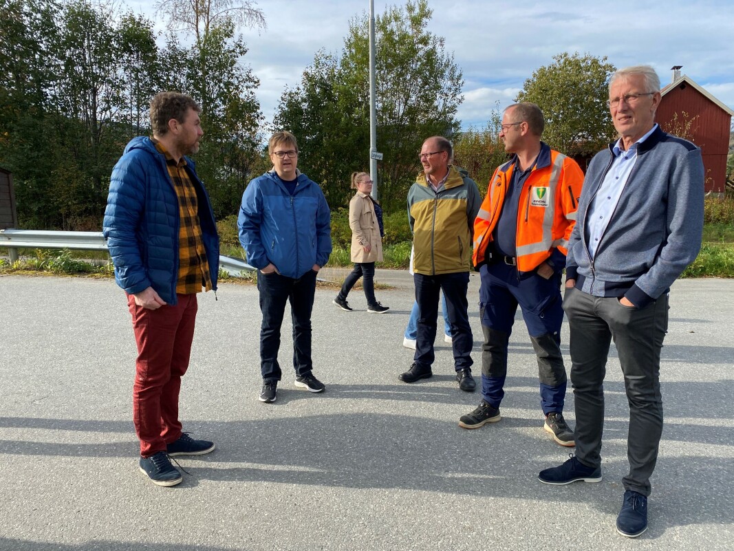 Hallgeir Opdal fra hovedutvalget for veg (t.v.) i samtale med Håkon Fredriksen, Mons Otnes, Nils Ole Evjen og Ola T Heggem. Hallgeir Opdal fra hovedutvalget for veg (t.v.) i samtale med Håkon Fredriksen, Mons Otnes, Nils Ole Evjen og Ola T Heggem.